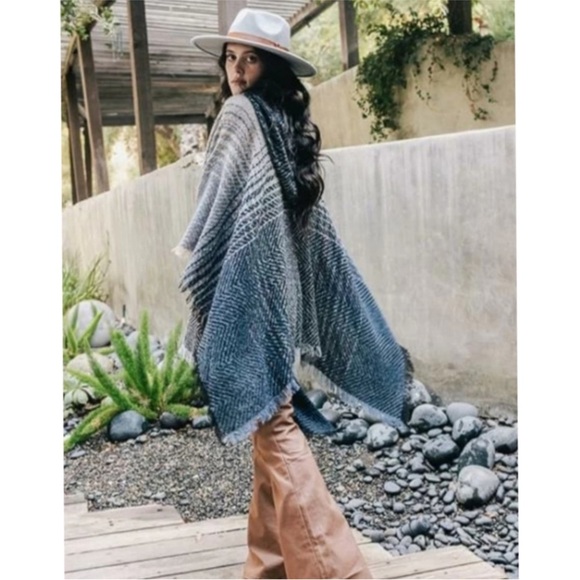 HERRINGBONE shades of blue TWEED PONCHO one size New in package - Picture 2 of 4